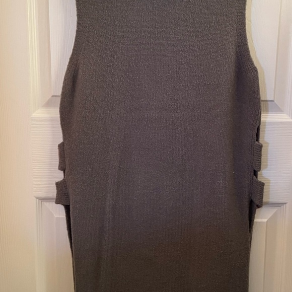 Beautiful sleeveless sweater small size - Picture 2 of 7